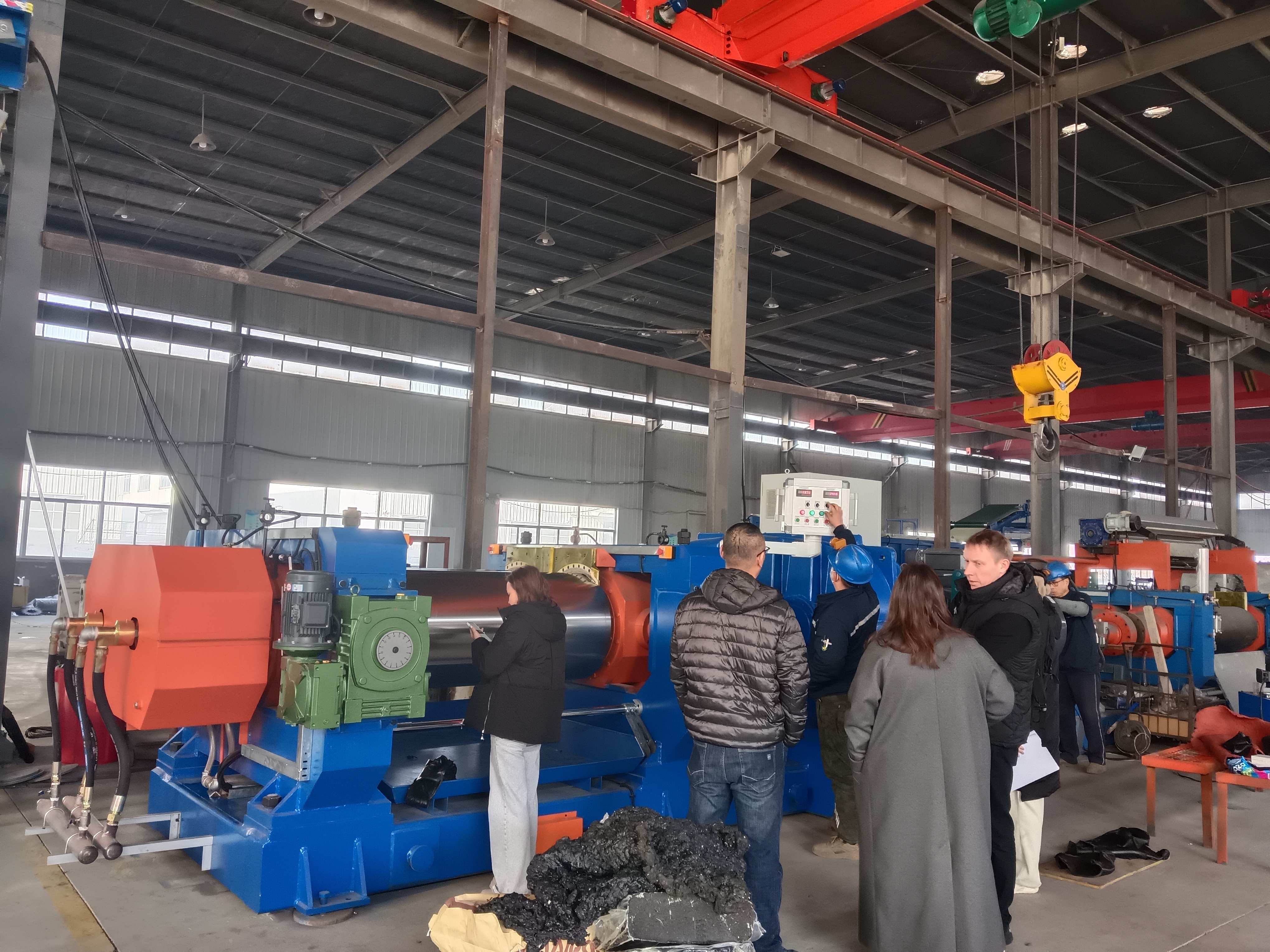 Latest company case about Russian customer conduct on-site acceptance of open mixing mill & rubber calender